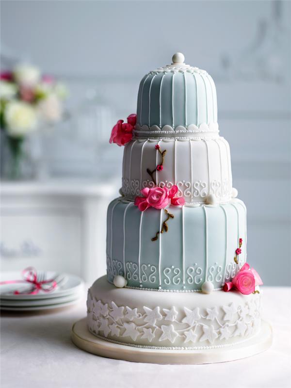 fågelburmönster som inspirerar designen av en bröllopstårta dekorerad med sockerpasta och rosa sockerblommor