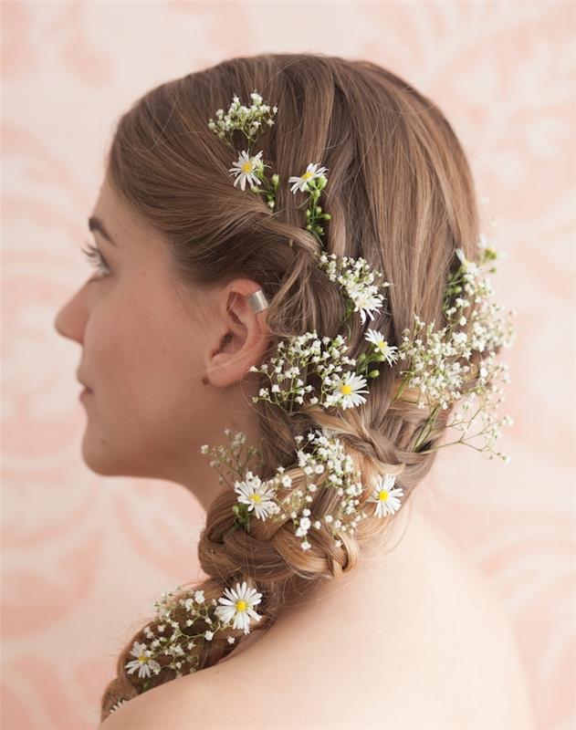brudfrisyrfläta på sidan, dekorerad med små vita blommor, sofistikerad fläta