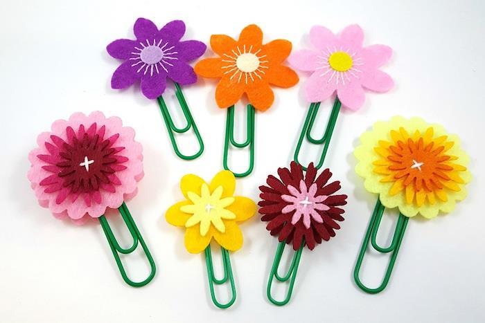 nápad na originálnu záložku z plsteného kvetu na kancelárskej sponke, originálny darček pre Deň matiek ľahko vyrobiteľný