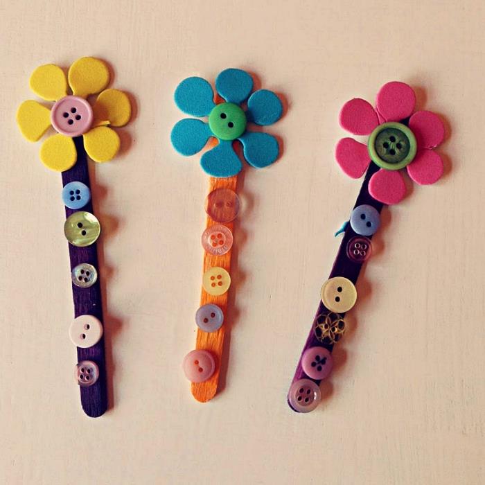 kvetinové záložky v drevených tyčinkách zdobené malými gombíkmi, tip na darček pre deň matiek, ako si ho vyrobiť