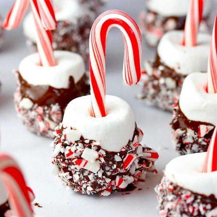 marshmallow obalený v čokoláde s drvenými mätovými cukríkmi a cukrovou trstinou jednoduchý a rýchly vianočný koláč