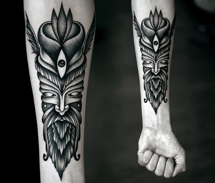 idéhuvudstammsymbol på armen i svart färg, tatuerad gammal stammaskidé