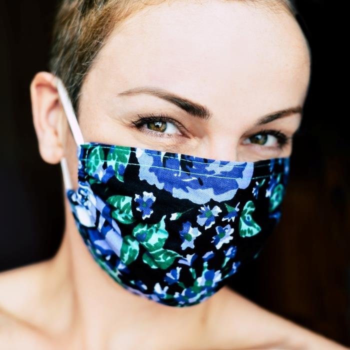 exempel på en antivirusmask lätt att göra dig själv med elastiska band och tyg, DIY-skyddsmask mot Covid-19