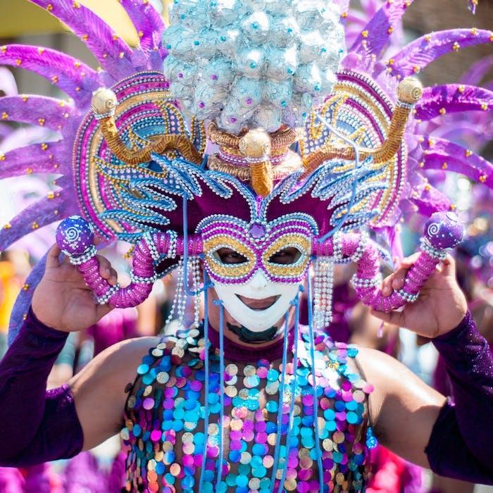Karnevalsmask, man klädd i färgglada paljetter, skiftande roller karneval