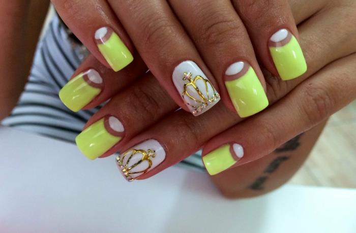 gul och vit nagelkonstidé, guldkronmönster, manikyr på fyrkantiga naglar, halvmåne nagelkonst