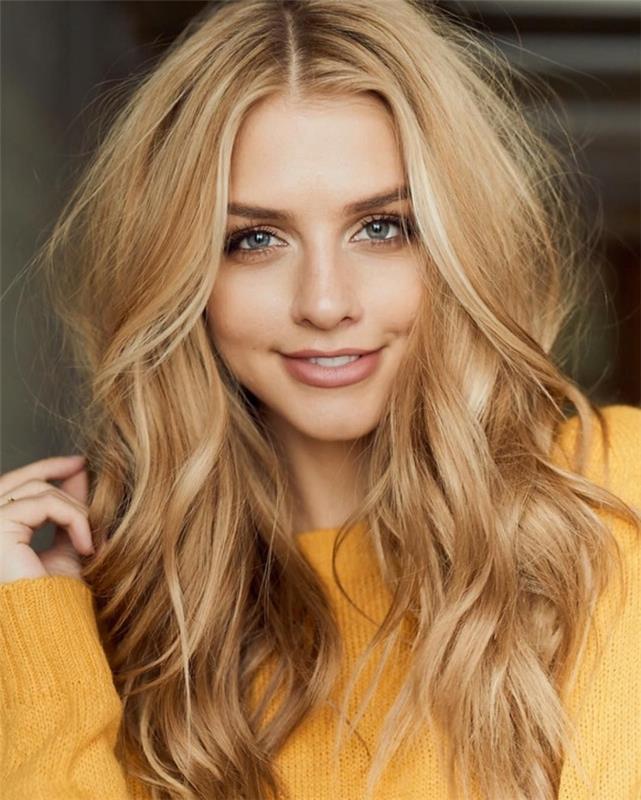 نموذج Balayage الطبيعي على الشعر البني مع إبرازات شقراء ذهبية وإبرازات الكراميل ، مثال ماكياج عارية