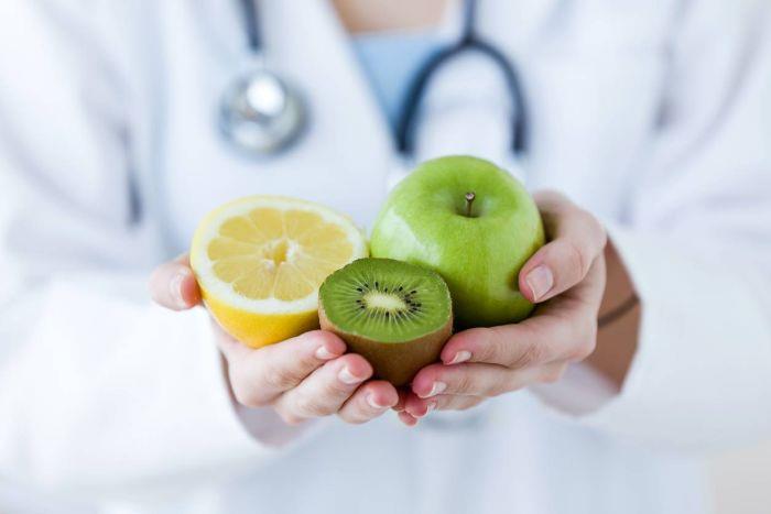 citron kiwi och grönt äpple, kvinnlig läkare som hjälper dig att gå ner i vikt på ett hållbart sätt
