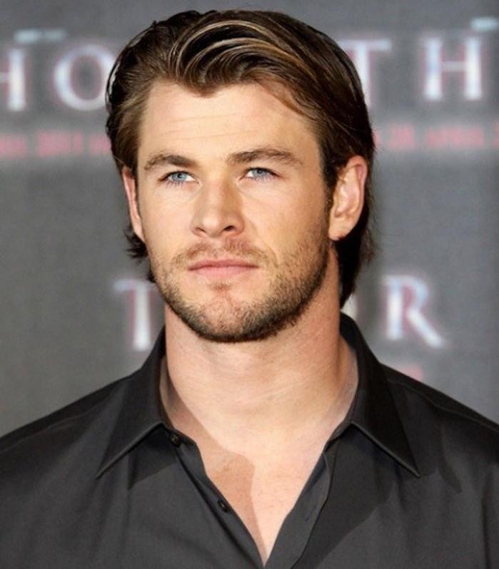 zrážky po ramená, Chris Hemsworth v čiernej košeli, tmavé blond zagelované vlasy zastrčené za ušami