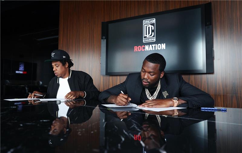 بالإضافة إلى امتلاك شركة Lids لبيع السلع الرياضية بالتجزئة ، يتولى Meek Mill قيادة علامة Dream Chasers المدعومة من Jay Z و Roc Nation.