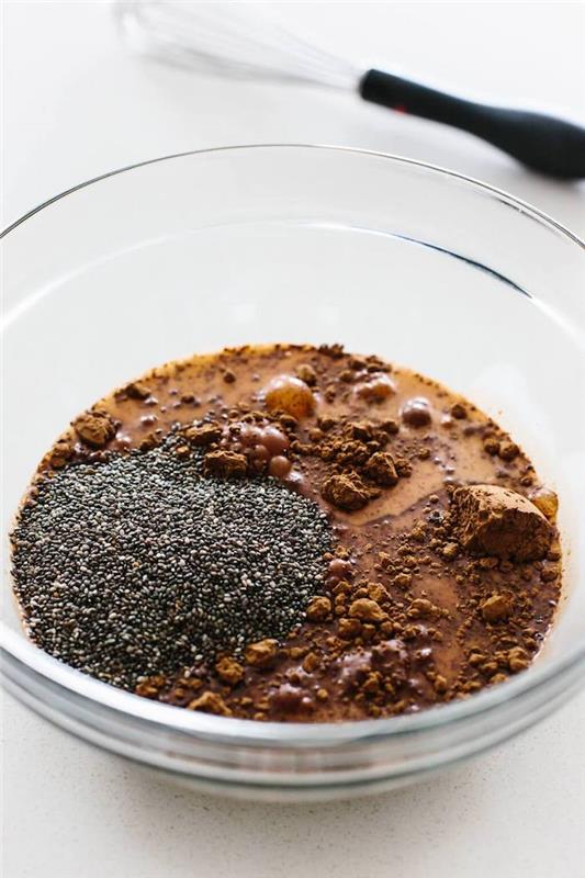 recept na prípravu chia pudingu na báze rastlinného mlieka s chia semienkami, javorovým sirupom a kakaom pre vašu diétu