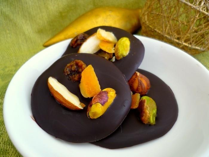 mendiants-au-chocolat-delikatesy-kandizované-ovocie-a-mandle