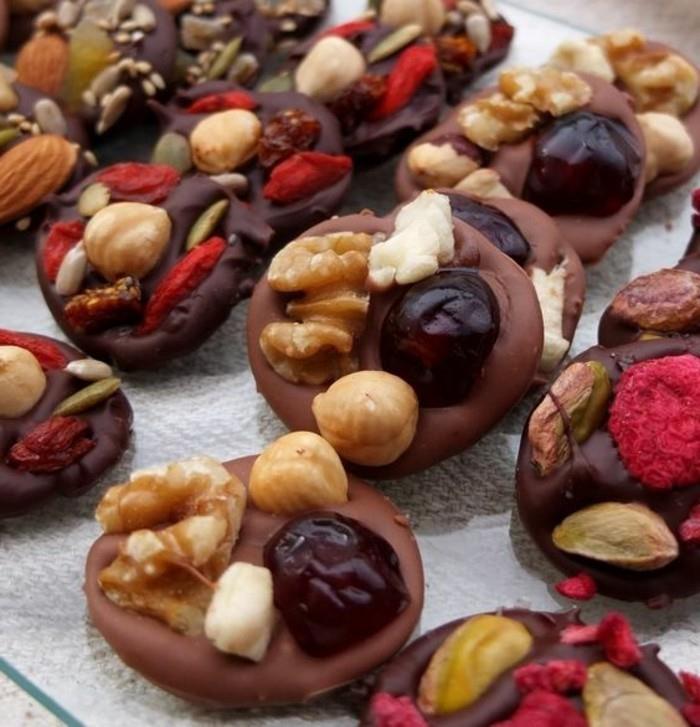 mendiants-au-chocolat-malé-čokoládové-disky-so-sušeným ovocím