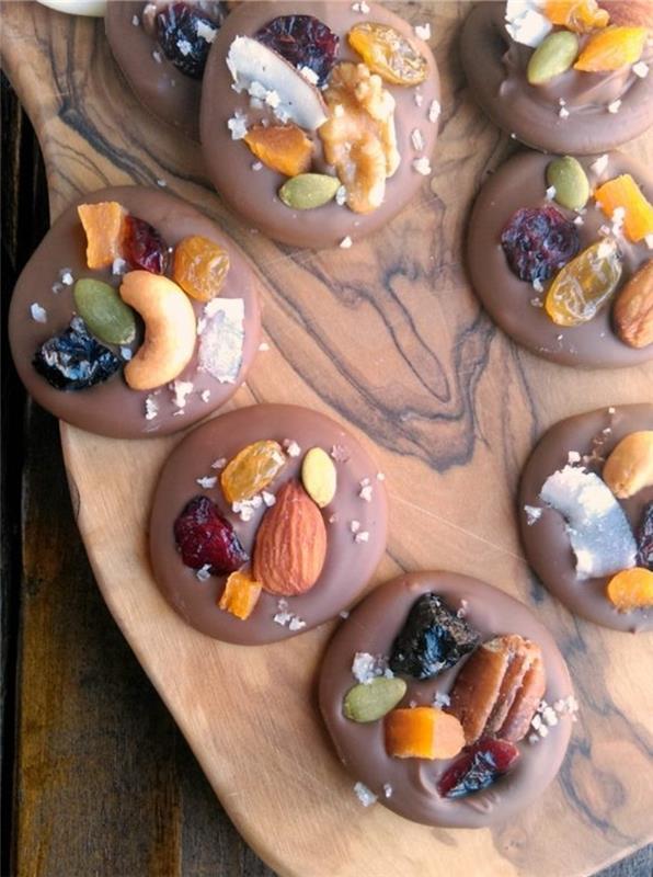 mendiants-čokoládové sušienky-s-rozpustenou čokoládou-a-polevou