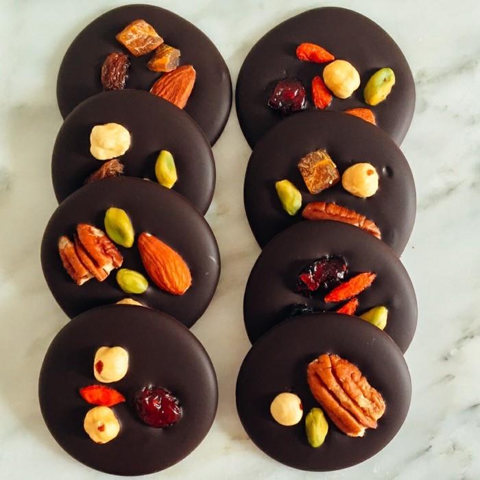 mendiants-čokoláda-malé-okrúhle sušienky-s-čokoládou-a-orieškami
