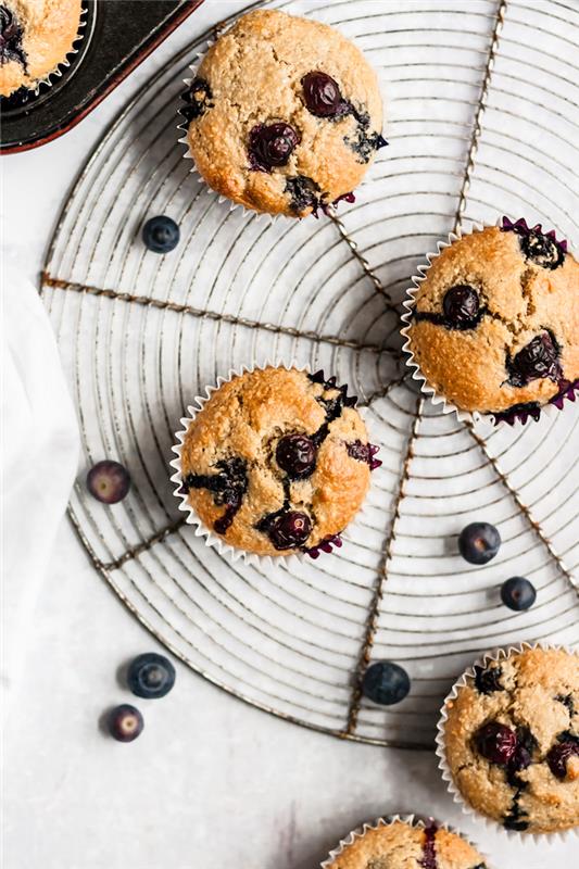 malý koláčik na ochutenie, bezlepkový dietetický muffin recept s ovsenými vločkami a mandľovou múkou a čučoriedkami