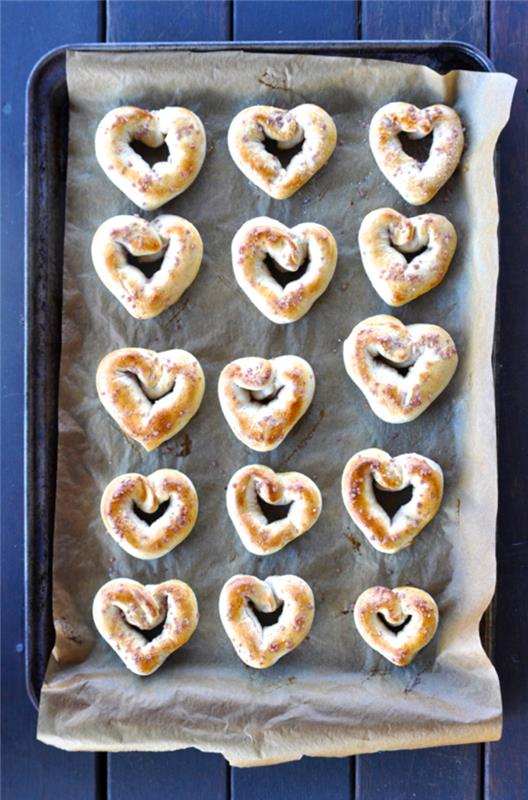 valentínske jedlo, ako urobiť perfektné valentínske menu, slaný praclík v tvare srdca recept na valentínsky brunch