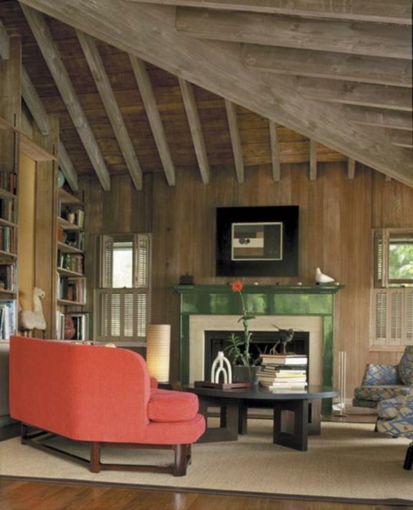 snickeri-interiör-rustikt-hus-och-röd-soffa