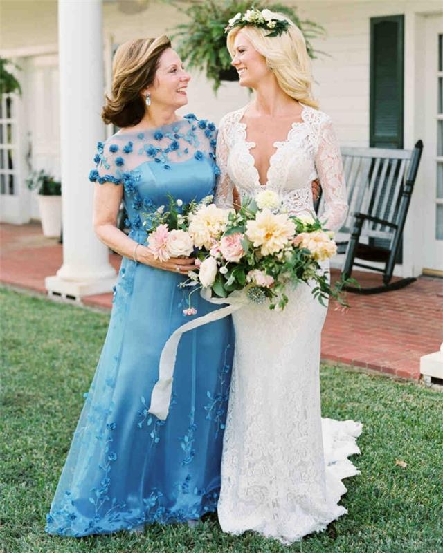 en vacker lång kungsblå klänning med en genomskinlig urringning prydd med små blå blommor, elegant och chic brudens morklänning