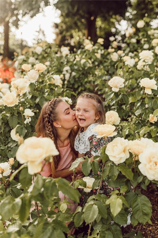 Matka a dcéra s rovnakým účesom, vrkočový účes, účes pre dievčatko, detský účes, fotka v záhrade medzi ružami
