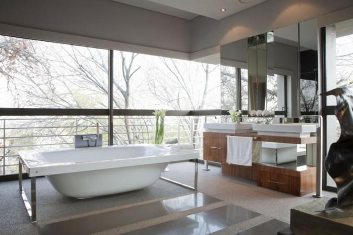nádherná kúpeľňa s chladnou luxusnou vaňou s moderným dizajnom