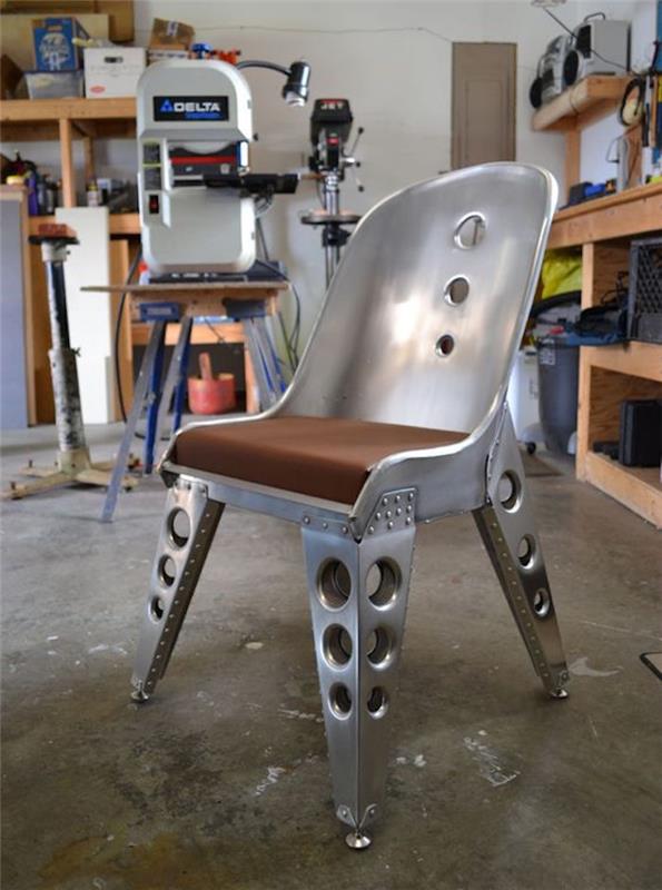 priemyselná stolička v kovanom hliníkovom prevedení