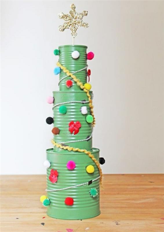 metallburkbehållare, julgran gjord av tre olika storlekar burkar målade i grönt, staplade ovanpå varandra, dekorerade med färgglada pom poms och slitbanor, mousserande guldstjärna ovanpå