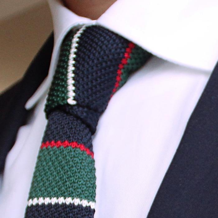 foto maringrön klumpig stickad slips på vit skjorta med liten rosett