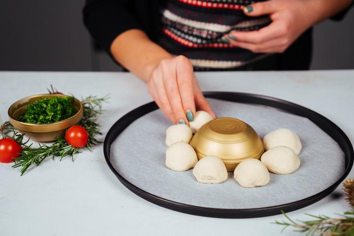 Guľky cesta a mozzarelly poukladáme na plech na plech na plech