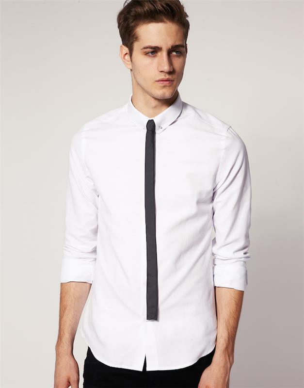 foto av man med mycket tunn mörk smal slips med stretch på vit skjorta