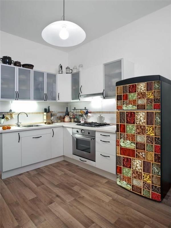 خزانة تخزين المطبخ ، الأرضية مغطاة بالباركيه بظلال من اللون البني والرمادي الداكن ، رف مطبخ ، ثلاجة كبيرة بألوان زاهية ، خزانة مطبخ زاوية