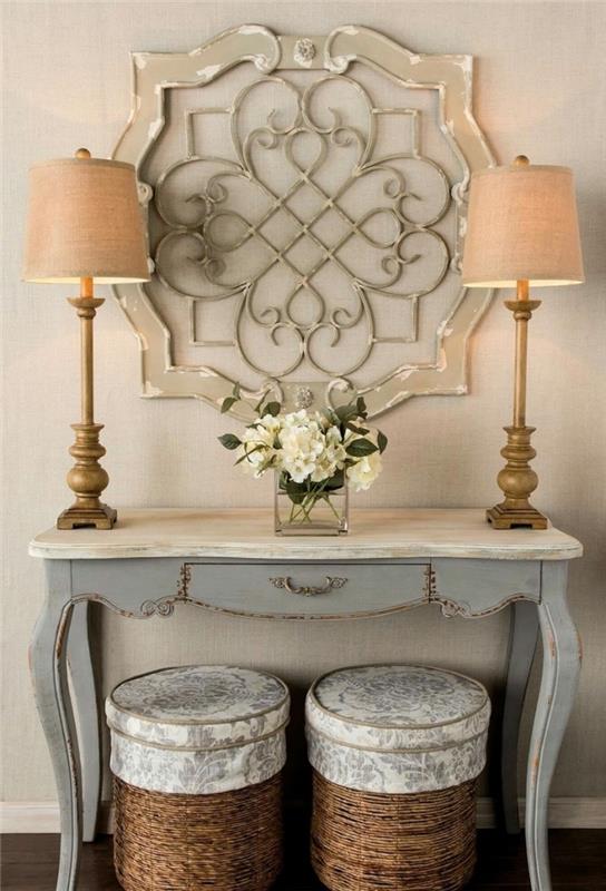 vintage stil dekoration med en möbel i grå och vit färg dekorerad med en metall skapelse målad i vitt och beige