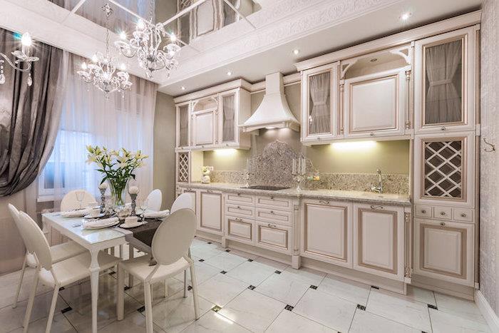 kökshögskåp, vitt matbord med vita stolar, vitt tak med speglar och gipsdekoration