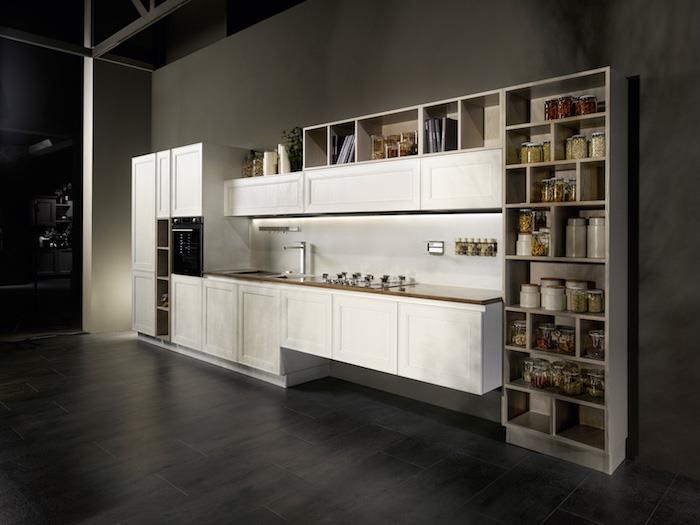 köksmodell, svartmålat trägolv, vita köksmöbler med vertikal förvaring