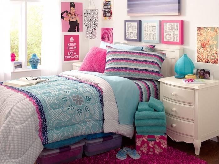 ديكور غرفة نوم المراهقين ، غطاء سرير باللونين الأبيض والأزرق الفاتح بنقوش زهرية ، لوحة على شكل شجرة ، مناشف حمام فيروزية