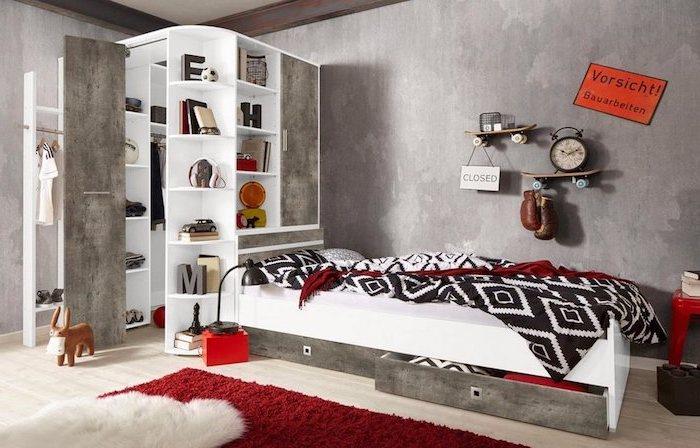 غرفة أطفال صغيرة ، أرضيات خشبية فاتحة اللون مع سجادة بيضاء وحمراء ناعمة