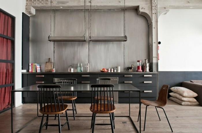 antracitová-kuchynská skrinka-stena-farba-biela-a-sivá-veľa-kovových dekoratívnych prvkov-čierna-kovová-stolná-priemyselná-stolička-v-dreve a kovu