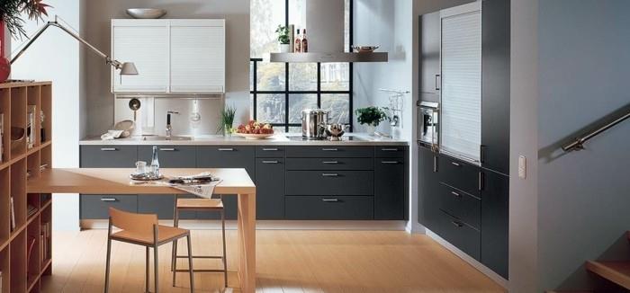 kuchynská skrinka-farba-antracitová-šedá-stena-farba-jedálenská časť-s-dreveným-stolom-laminátovou podlahou