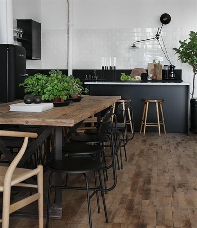 kuchynský nábytok a čierne stoličky