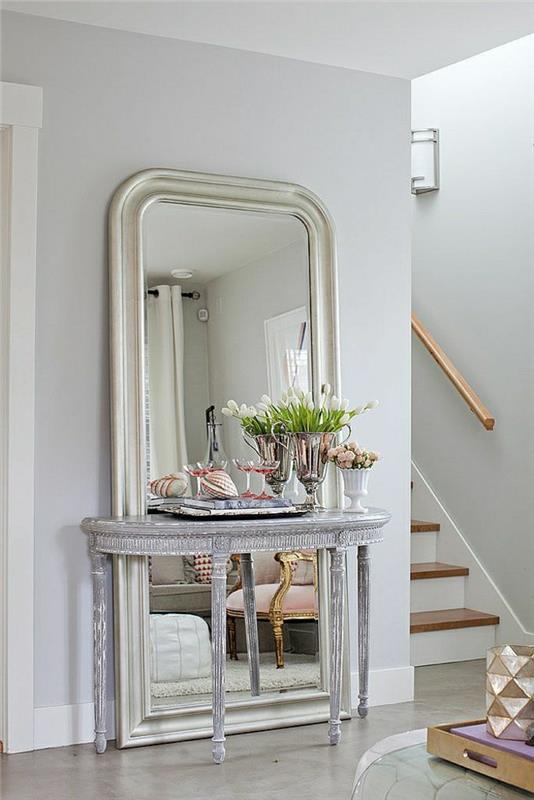 elegant-accent-möbler-blommor-spegel-stor-trappa-hall-grå-linne-golv