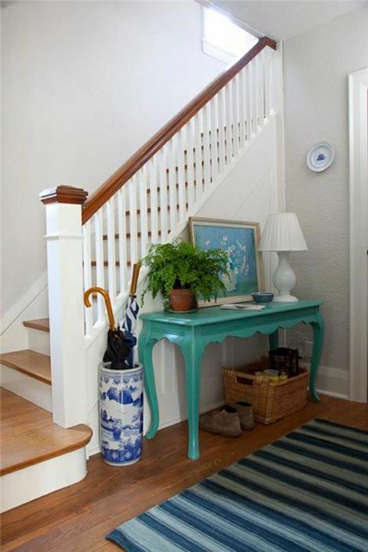 blå-trä-entré-möbler-accent-möbler-färgade-matta-trätrappa