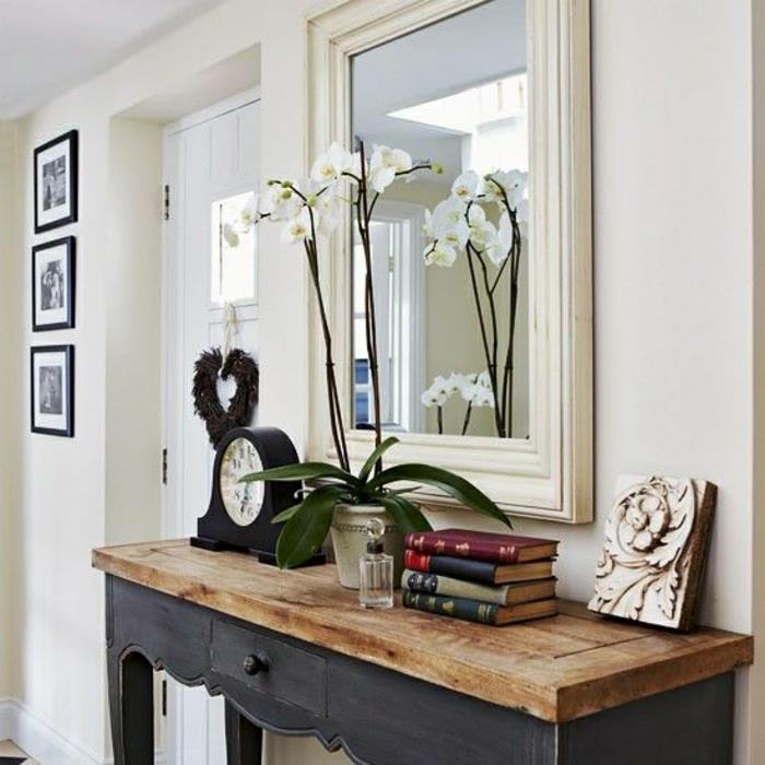 entré-möbler-i-trä-spegel-blommor-vita-väggmålningar-dekorera-idé