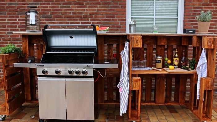 utekök med grill och plancha i återvunnen pall, trädgårdsmöbler i pallar med hyllor