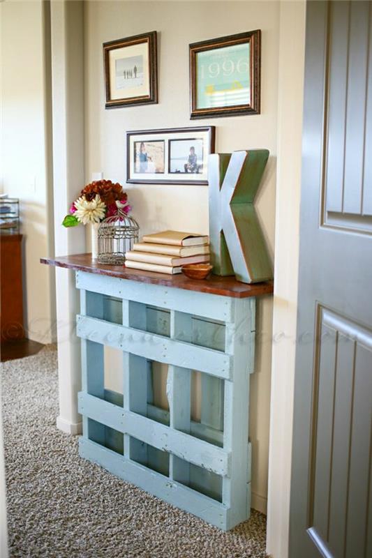 pall-möbler-entré-möbler-i-trä-blå-blommor-färgade-mattgolv