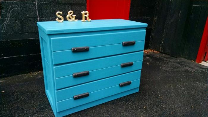 ako premaľovať nábytok bez brúsenia, drevený nábytok prelakovaný na kráľovskú modrú s počiatočnými písmenami majiteľov domu