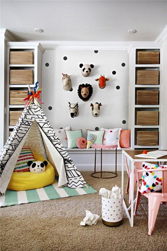 Škandinávska detská izba s rohom tipi, hracím stolom, lavicou a vstavanou úložnou jednotkou s drevenými skrinkami