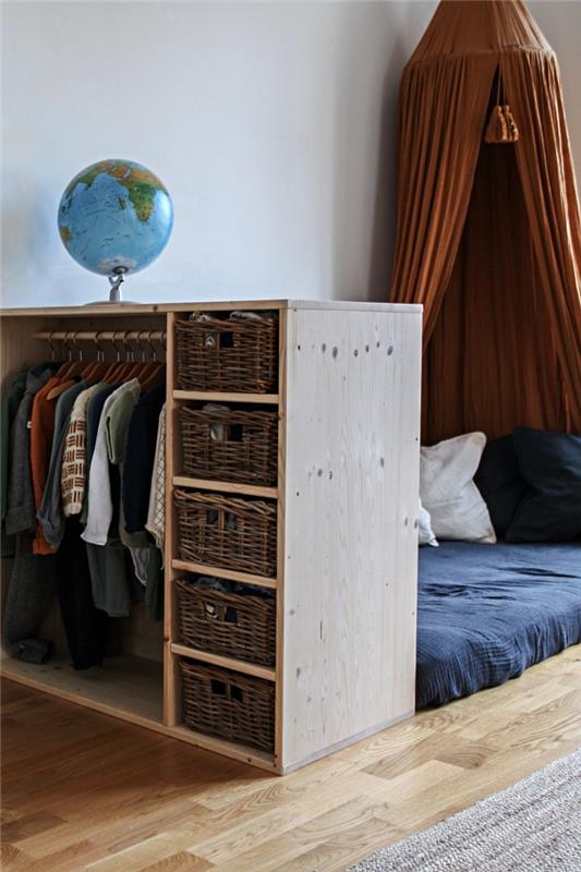 montering av en garderob med sänggavel för Montessori-hyttsäng, förvaring för kläder med garderob och förvaringskorgar