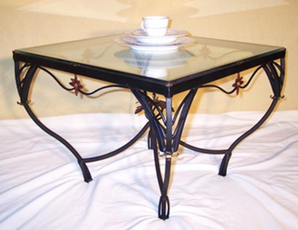 stôl z oceľového nábytku