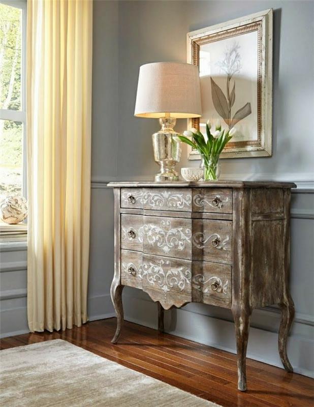 Entré-möbler-i-trä-accent-vit-dekorativa-lampa-blommor-lång-beige-gardiner