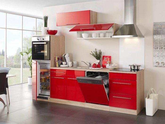 köksförvaringsspets, köksmöbler i beige och rött med metallhandtag i grått, kaffeservering i vitt