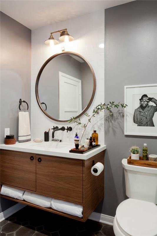 moderná wc dekorácia s dvojfarebným nástenným dizajnom v bielej a svetlo šedej farbe, umývadlová skrinka v bielej farbe a dreve